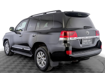 Подержанный автомобиль Toyota Land Cruiser Suv 2017 года (7 фото)