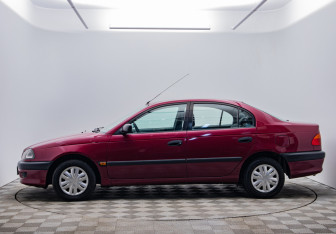 Подержанный автомобиль Toyota Avensis Sedan 1998 года (8 фото)