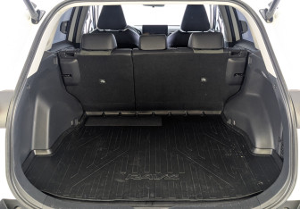 Подержанный автомобиль Toyota RAV4 2024 года (10 фото)