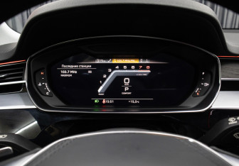 Подержанный автомобиль Audi A8 2023 года (12 фото)