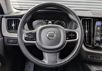 Подержанный автомобиль Volvo XC60 2019 года (21 фото)