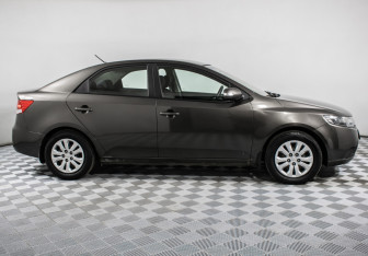 Подержанный автомобиль Kia Cerato Sedan 2010 года (4 фото)