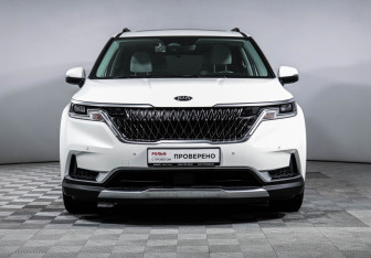 Подержанный автомобиль Kia Carnival 2021 года (2 фото)