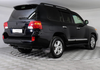 Подержанный автомобиль Toyota Land Cruiser Suv 2012 года (5 фото)