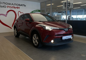 Подержанный автомобиль Toyota C-HR 2019 года (3 фото)