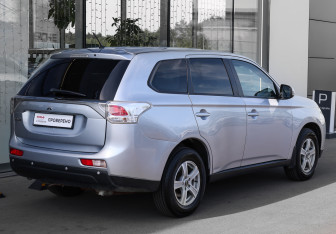 Подержанный автомобиль Mitsubishi Outlander 2013 года (5 фото)