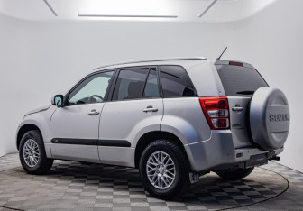 Подержанный автомобиль Suzuki Grand Vitara 2011 года (3 фото)