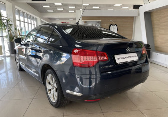 Подержанный автомобиль Citroen C5 Sedan 2010 года (7 фото)