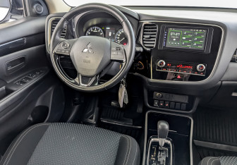 Подержанный автомобиль Mitsubishi Outlander 2020 года (26 фото)