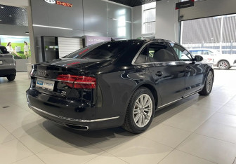 Подержанный автомобиль Audi A8 2015 года (4 фото)