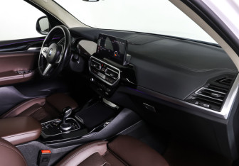 Подержанный автомобиль BMW X3 2021 года (10 фото)