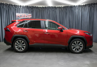 Подержанный автомобиль Toyota RAV4 2021 года (4 фото)