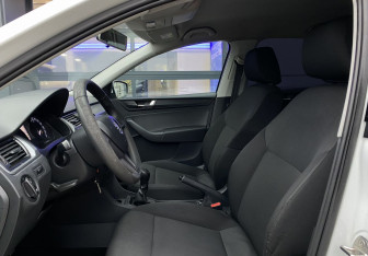 Подержанный автомобиль Skoda Rapid Liftback 2017 года (16 фото)