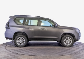 Подержанный автомобиль Toyota Land Cruiser Prado 2020 года (4 фото)