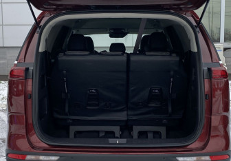 Подержанный автомобиль Kia Carnival 2021 года (10 фото)