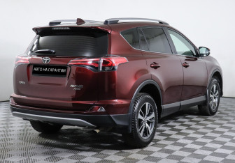 Подержанный автомобиль Toyota RAV4 2018 года (3 фото)
