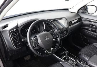 Подержанный автомобиль Mitsubishi Outlander 2022 года (9 фото)