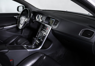 Подержанный автомобиль Volvo S60 2012 года (11 фото)