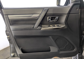 Подержанный автомобиль Mitsubishi Pajero 2017 года (17 фото)