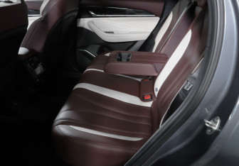 Подержанный автомобиль Geely Monjaro 2023 года (10 фото)