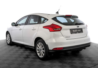 Подержанный автомобиль Ford Focus Hatchback 2016 года (7 фото)
