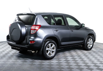 Подержанный автомобиль Toyota RAV4 2011 года (5 фото)