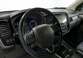 Подержанный автомобиль Mitsubishi Outlander 2018 года (13 фото)