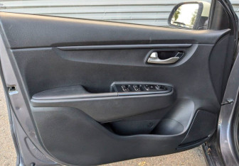 Подержанный автомобиль Kia Rio Hatchback 2021 года (19 фото)