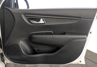 Подержанный автомобиль Kia Rio Hatchback 2021 года (23 фото)