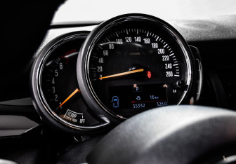 Подержанный автомобиль MINI Hatch 2019 года (10 фото)