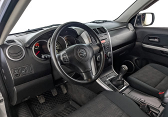 Подержанный автомобиль Suzuki Grand Vitara 2014 года (15 фото)