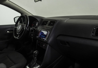 Подержанный автомобиль Volkswagen Polo Sedan 2015 года (9 фото)