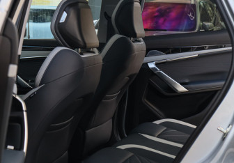 Подержанный автомобиль Geely Atlas 2024 года (8 фото)