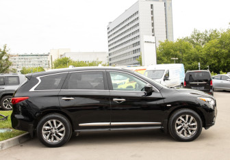 Подержанный автомобиль Infiniti JX 2013 года (3 фото)