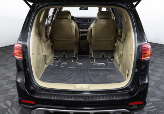 Подержанный автомобиль Kia Carnival 2019 года (10 фото)