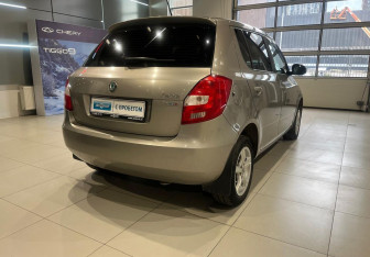 Подержанный автомобиль Skoda Fabia Hatchback 2011 года (4 фото)