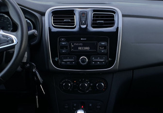 Подержанный автомобиль Renault Logan Sedan 2018 года (12 фото)