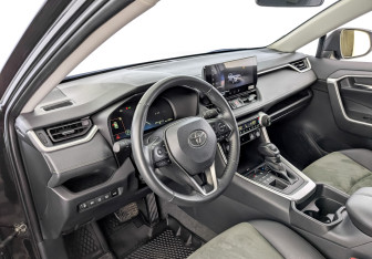 Подержанный автомобиль Toyota RAV4 2025 года (16 фото)