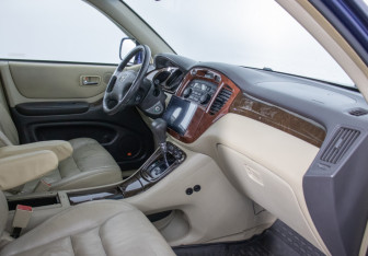 Подержанный автомобиль Toyota Highlander 2002 года (9 фото)