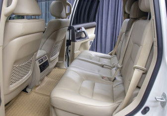 Подержанный автомобиль Toyota Land Cruiser Suv 2020 года (12 фото)