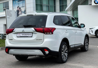 Подержанный автомобиль Mitsubishi Outlander 2020 года (5 фото)