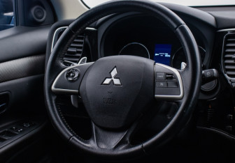 Подержанный автомобиль Mitsubishi Outlander 2013 года (14 фото)