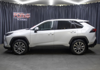Подержанный автомобиль Toyota RAV4 2022 года (8 фото)