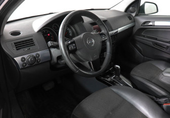 Подержанный автомобиль Opel Astra Wagon 2013 года (9 фото)