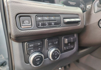 Подержанный автомобиль GMC Yukon 2023 года (40 фото)