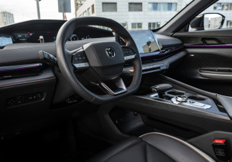 Подержанный автомобиль Changan UNI-V 2024 года (10 фото)