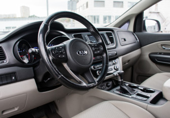 Подержанный автомобиль Kia Carnival 2020 года (9 фото)