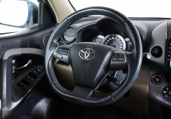 Подержанный автомобиль Toyota RAV4 2010 года (11 фото)