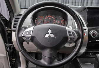 Подержанный автомобиль Mitsubishi Pajero Sport 2014 года (17 фото)