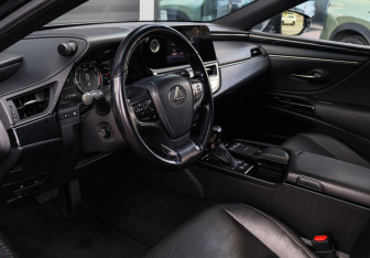 Подержанный автомобиль Lexus ES 2021 года (15 фото)